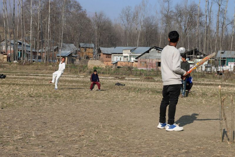 Любитель крикета умудряется играть, не имея рук