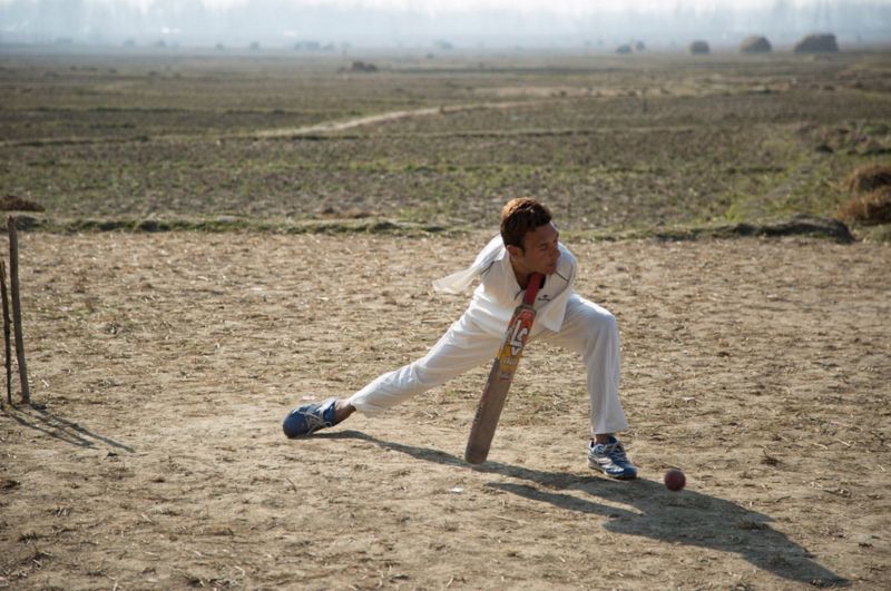 Любитель крикета умудряется играть, не имея рук