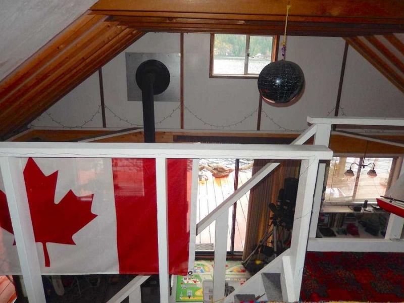 Плавучий дом на озере в Канаде