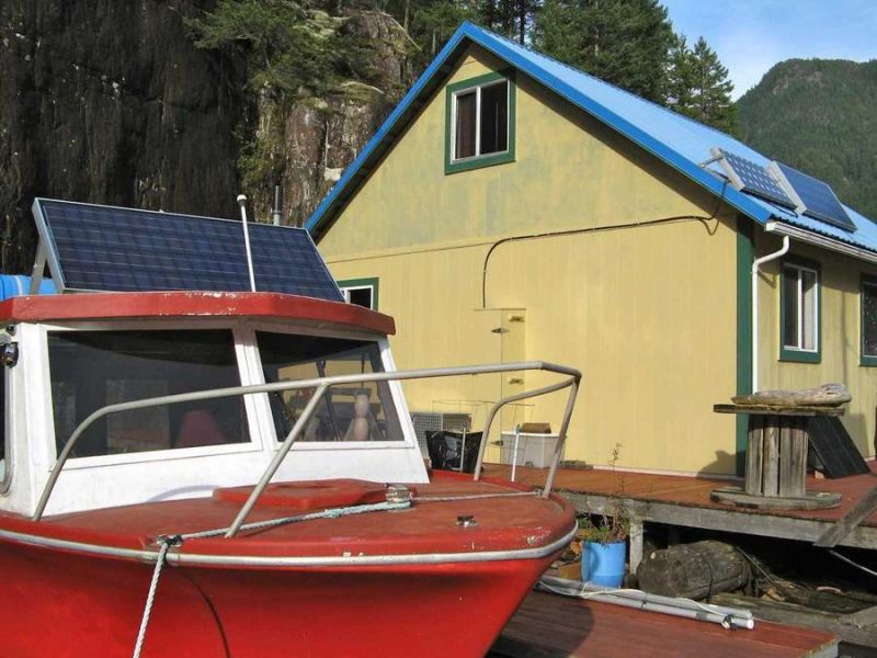Плавучий дом на озере в Канаде