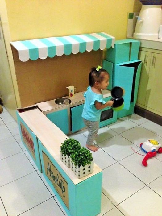 Картонная кухня для филиппинской девочки