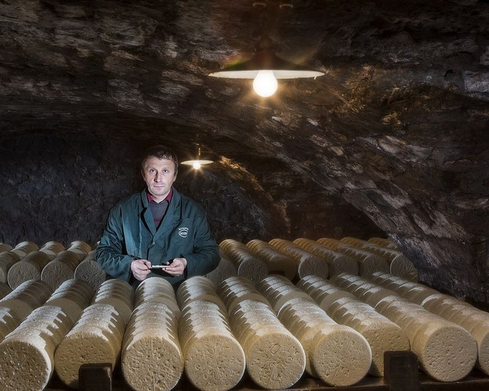 Сырные пещеры: как готовят рокфор