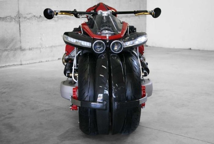 Безумный мотоцикл с двигателем V8 - Lazareth LM487