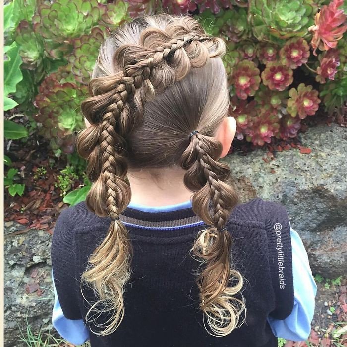 Мама заплетает дочке невероятные косы каждый день перед школой