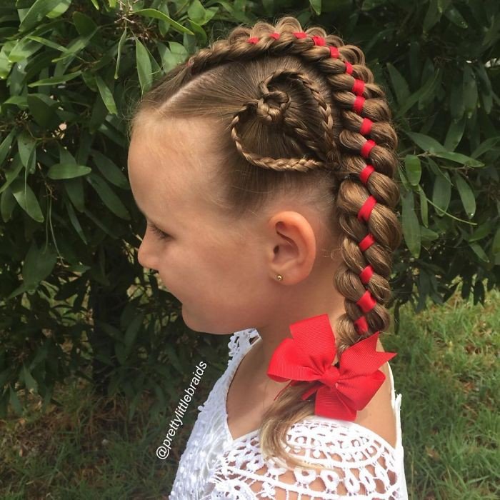 Мама заплетает дочке невероятные косы каждый день перед школой
