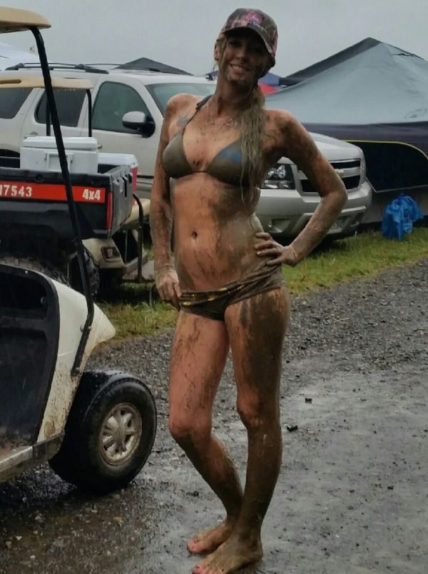 Красивые девушки в грязи