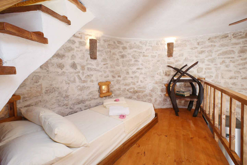 Небольшой дом внутри 250-летней башни на острове в Хорватии