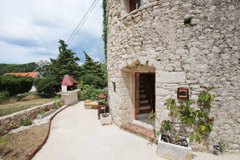 Небольшой дом внутри 250-летней башни на острове в Хорватии