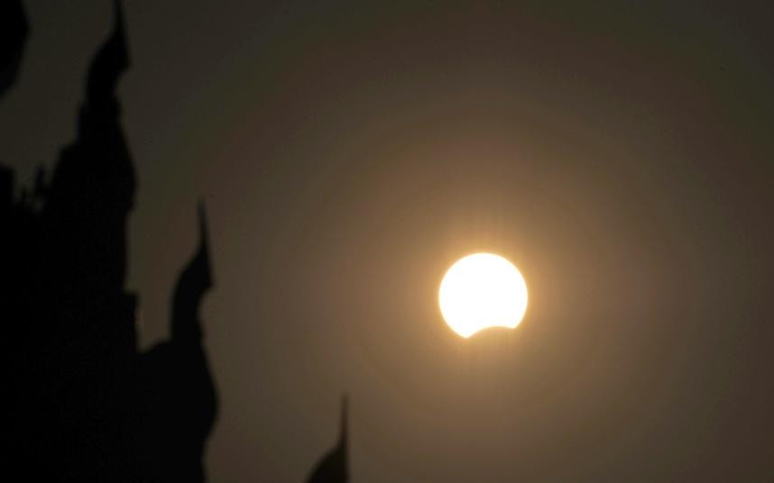 Солнечное затмение в калининграде. Солнечное затмение в Юго Восточной Азии. Кадры солнечного затмения. Гроза Солнечный затмение. Затемненные кадры из за солнца.