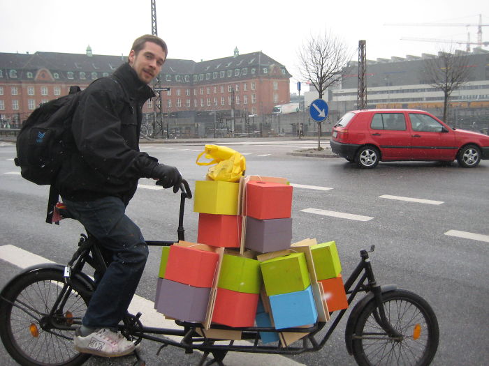 Датский художник смастерил 3500 скворечников, чтобы пернатые могли жить в городах