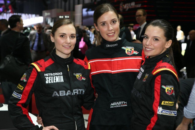 Девушки с Женевского автосалона 2016 года