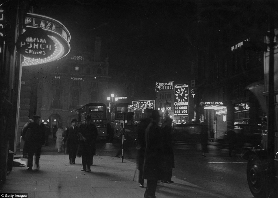 Архивные черно-белые фотографии площади Пикадилли в 1928 году