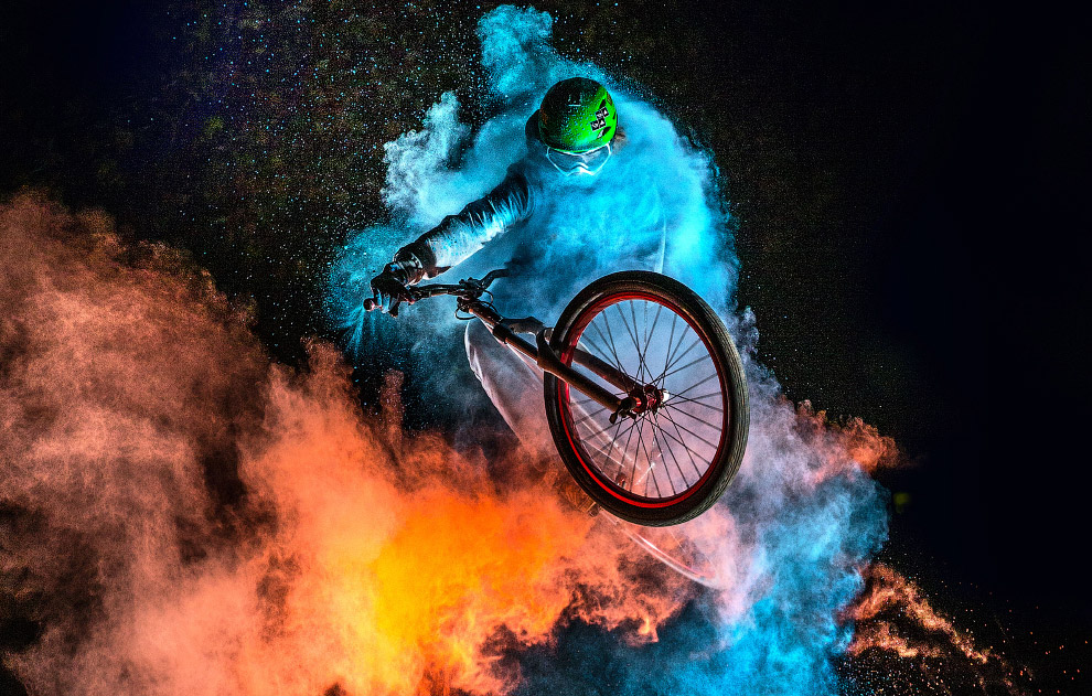 Цветные летающие велосипедисты на BMX
