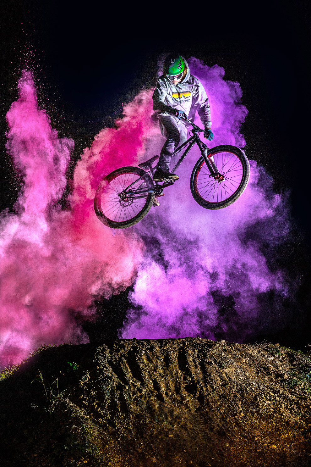Цветные летающие велосипедисты на BMX