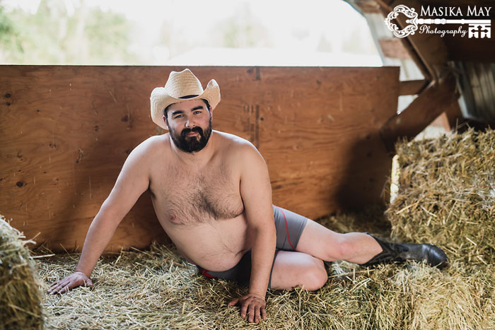 Мужик на ферме: пародийные снимки в духе женских фотосессий