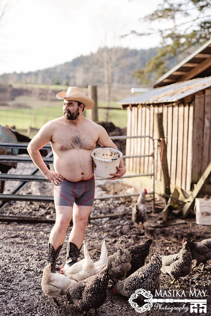Мужик на ферме: пародийные снимки в духе женских фотосессий