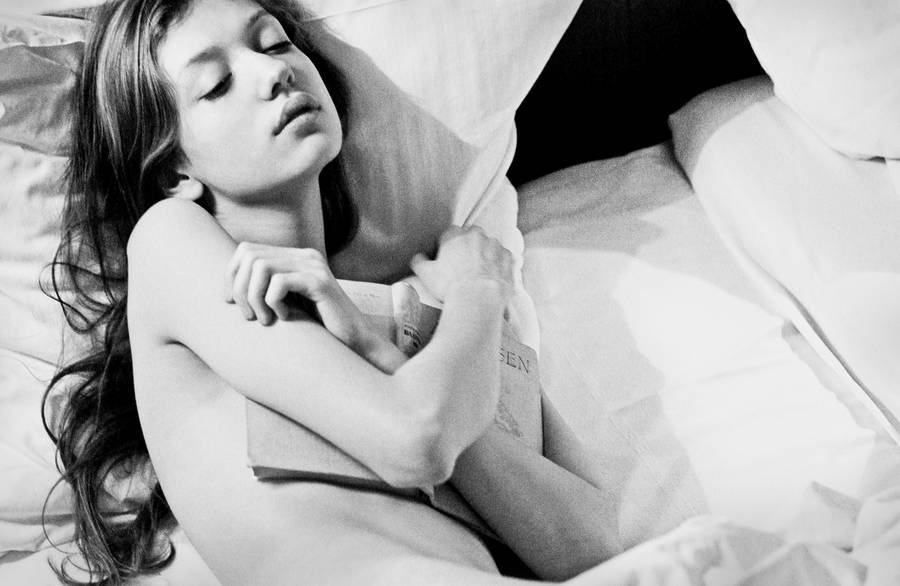 Красота женского тела в серии черно-белых фотографий