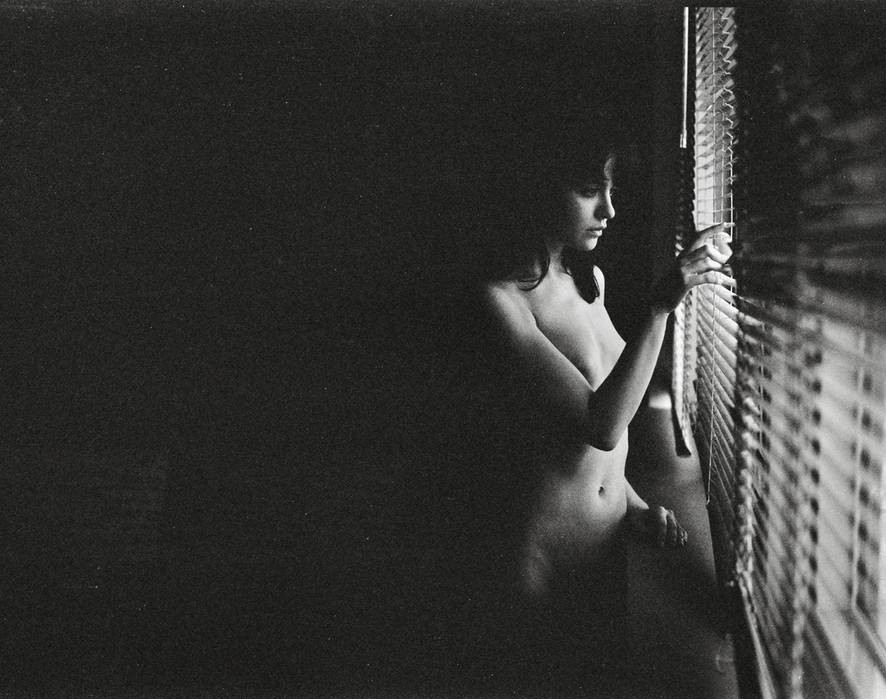 Красота женского тела в серии черно-белых фотографий