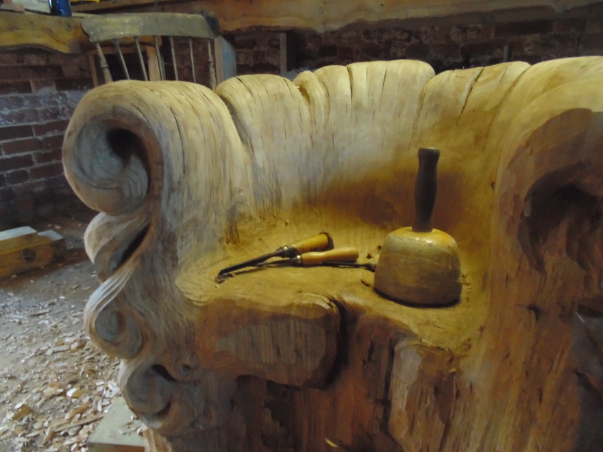 Потрясающее деревянное кресло, вырезанное из цельного дубового пня