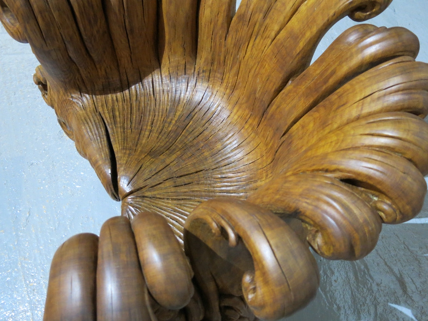 Потрясающее деревянное кресло, вырезанное из цельного дубового пня