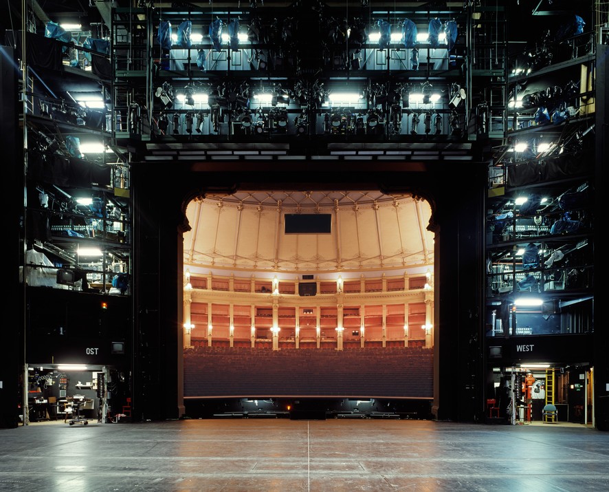 Театральные залы сцены из-за кулис от фотографа Клауса Фрама