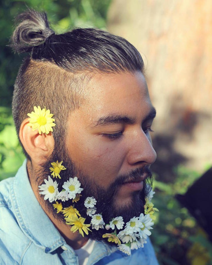 Весенние бороды, украшенные цветами