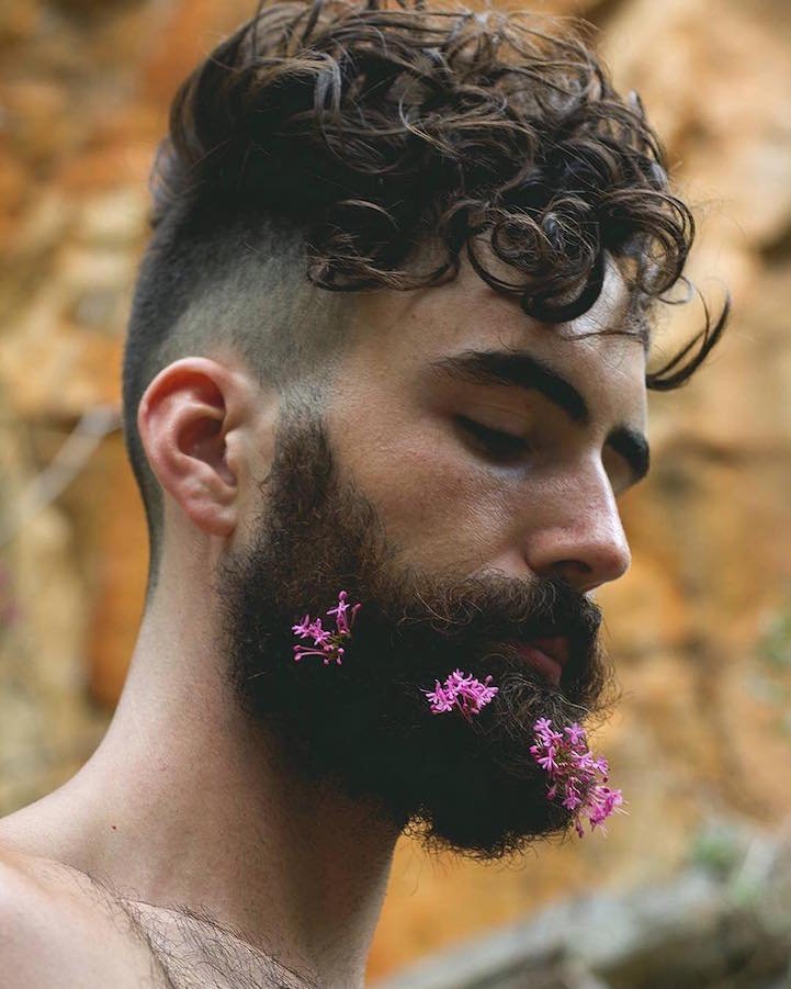 Весенние бороды, украшенные цветами