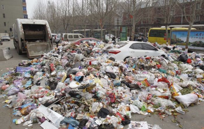 Китайские мусорщики проучили автомобилиста