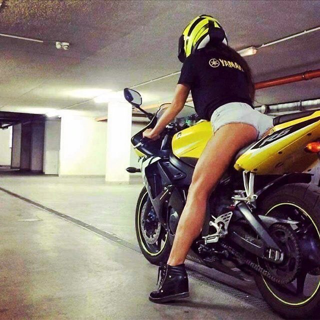 Красивые девушки и мотоциклы