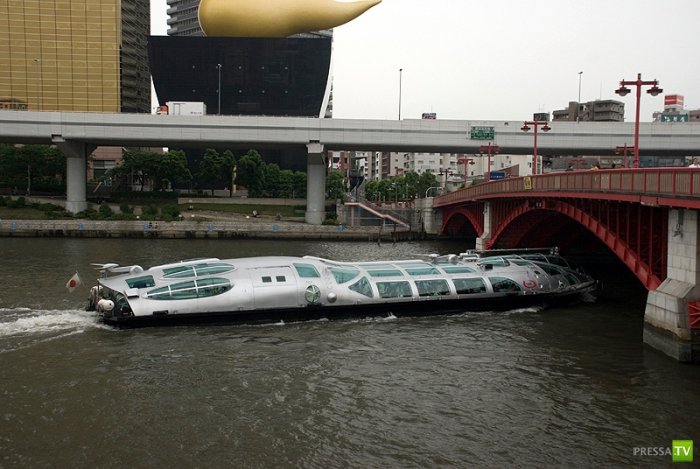 Космический речной трамвайчик в Японии