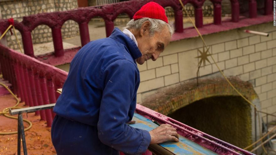 Этот испанец уже почти 50 лет строит собор своими руками