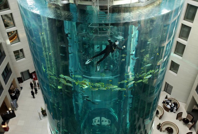 Лифт внутри аквариума