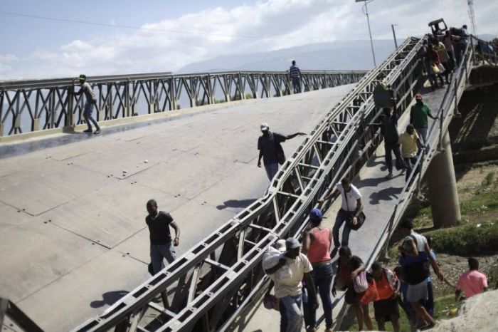 Жители Гаити пользуются по рухнувшим мостом