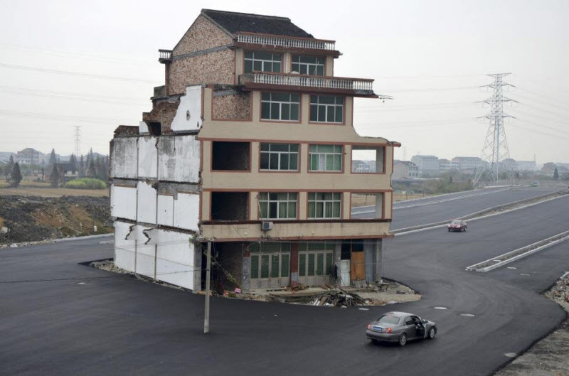 Дома в Китае, которые стали на пути строителей