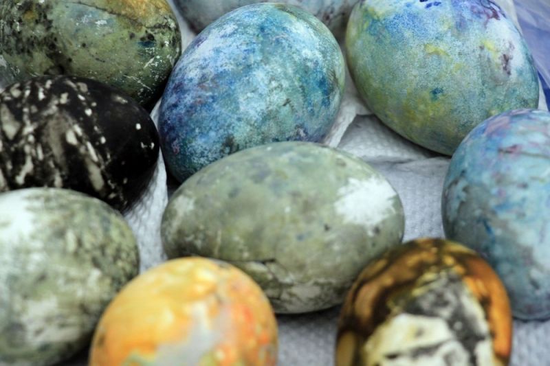 В горячих серных источниках Исландии красят пасхальные яйца