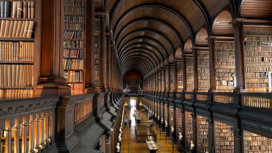Впечатляющая библиотека Тринити-колледжа в Ирландии