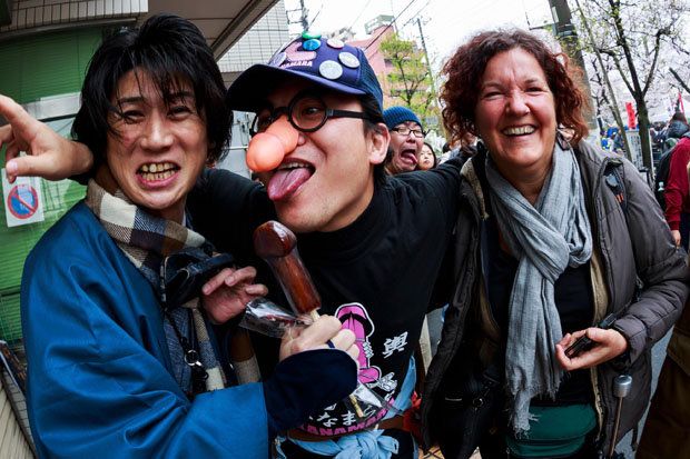 Счастливые лица участников фестиваля железных пенисов в Японии