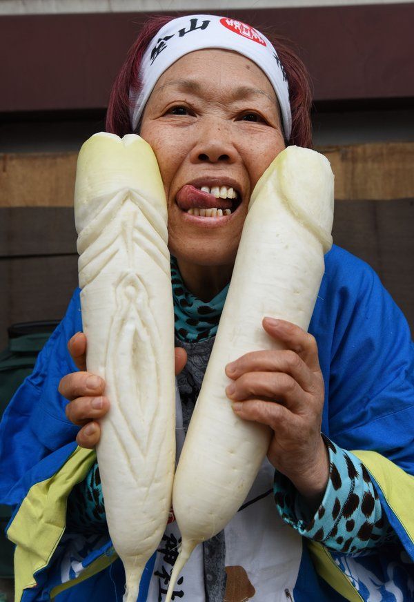 Счастливые лица участников фестиваля железных пенисов в Японии