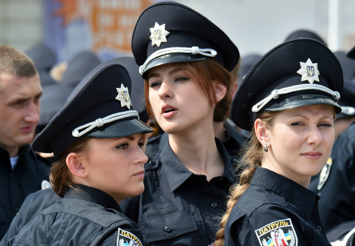 Милые девушки-полицейские со всего мира