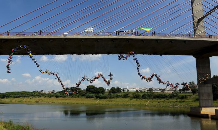 Бразильские экстремалы совершили самый массовый прыжок в роупдажмпинге