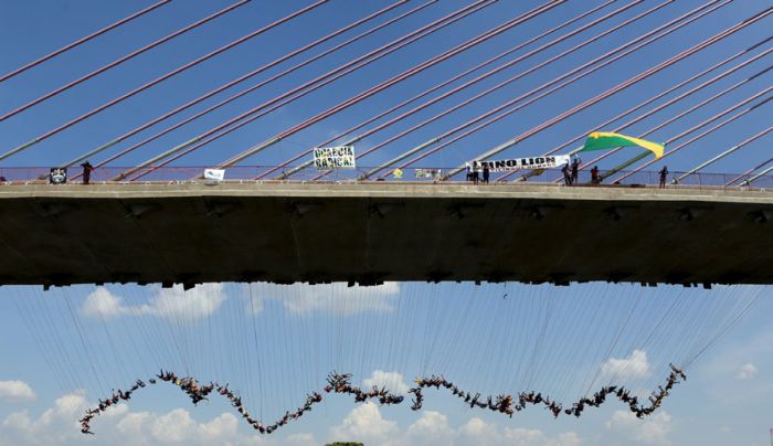 Бразильские экстремалы совершили самый массовый прыжок в роупдажмпинге