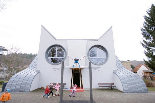 Детский сад в форме гигантского белого кота в Германии