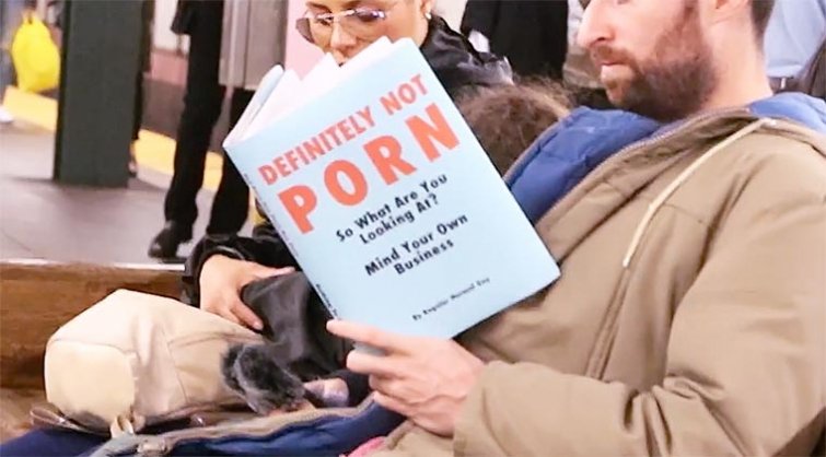 Розыгрыш в метро: шуточные поддельные обложки для книг