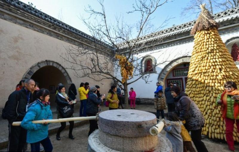 Жители китайского городка строят дома в выкопанных ямах