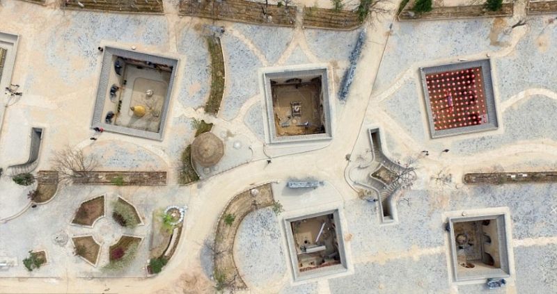 Жители китайского городка строят дома в выкопанных ямах