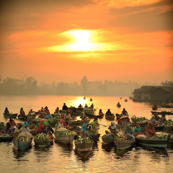 Колоритные фотографии плавучих рынков в Индонезии
