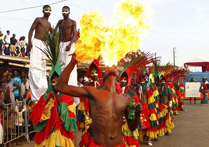 Красочный трэш на карнавале освобождения от рабства
