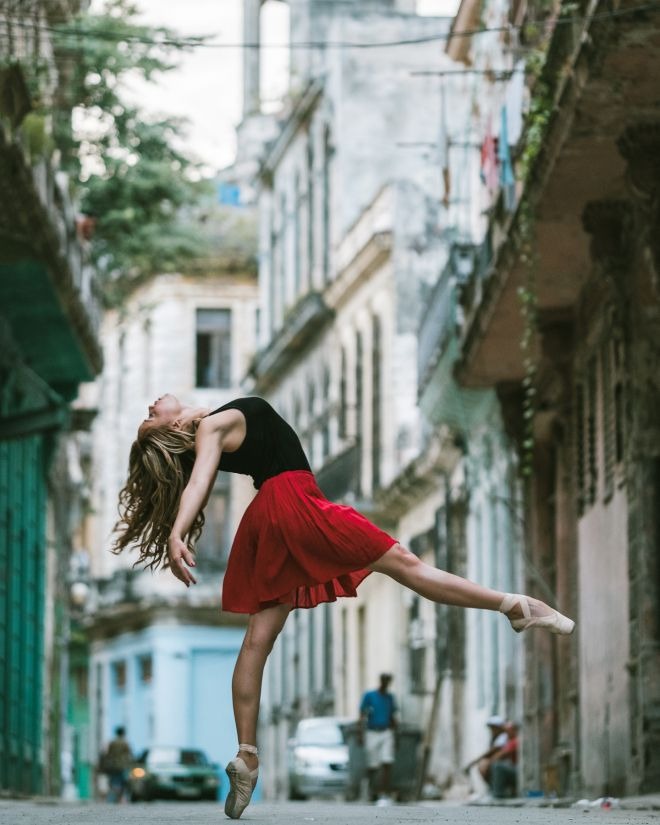 Фотографии танцоров на улицах Кубы