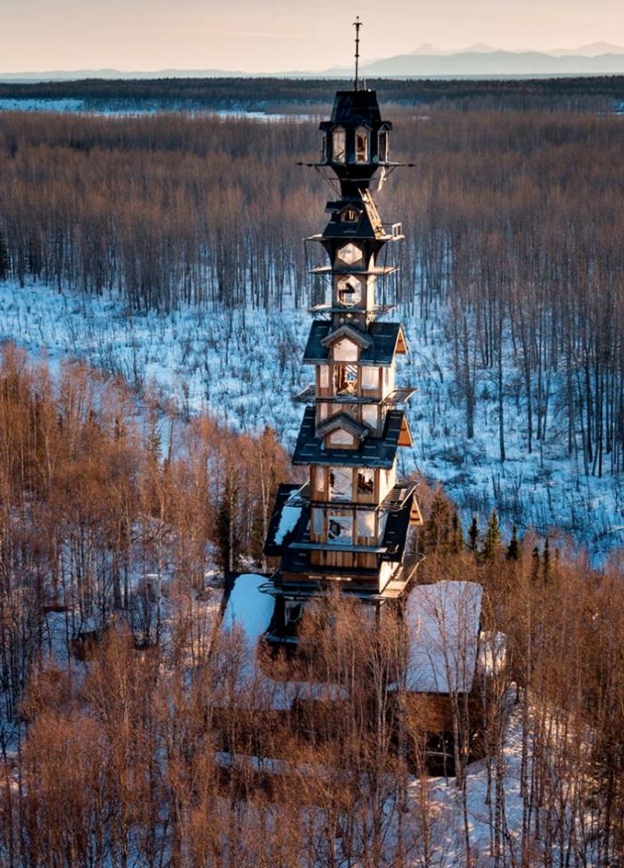 Мужчина построил хижину высотой 55 метров в лесах Аляски