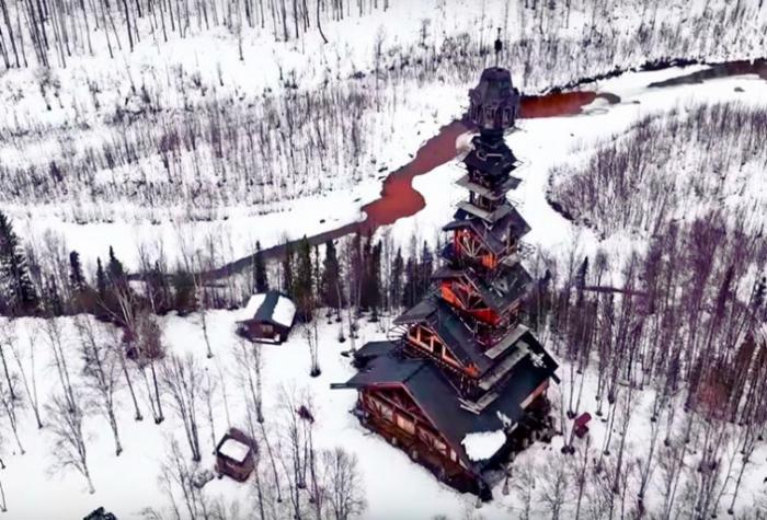 Мужчина построил хижину высотой 55 метров в лесах Аляски